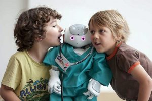 Abb. 4: Soziale Interaktion zwischen Roboter und Kindern im Projekt ALIZ-E; Foto: ALIZ-E project